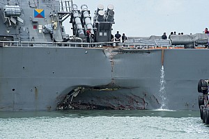 美軍飛彈驅逐艦「馬侃號」2017年8月21日清晨在新加坡外海與一艘商船相撞，造成船體左舷破了一個大洞。（圖／美國海軍 ）