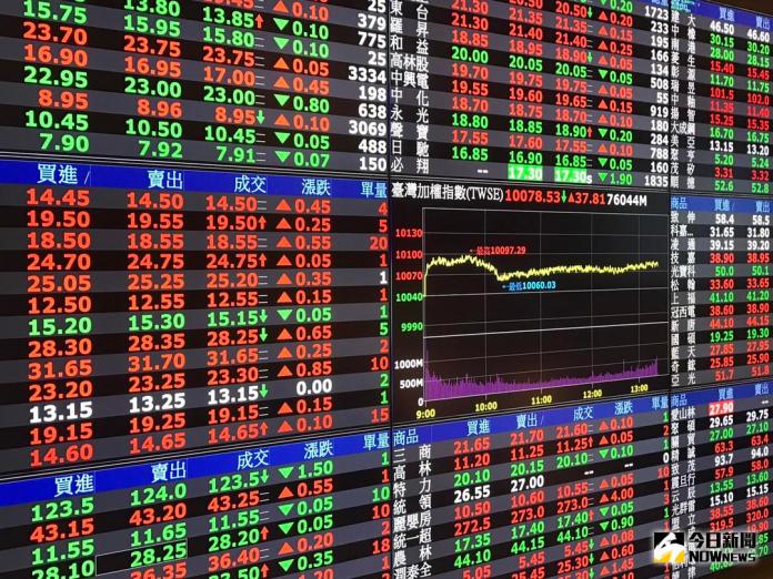 ▲台北股市1月17日開盤跌9.98點，加權股價指數以10976.13點開出。各類股部分，早盤電子來到盤下、金融跌0.6%。（圖／NOWnews 資料照片）