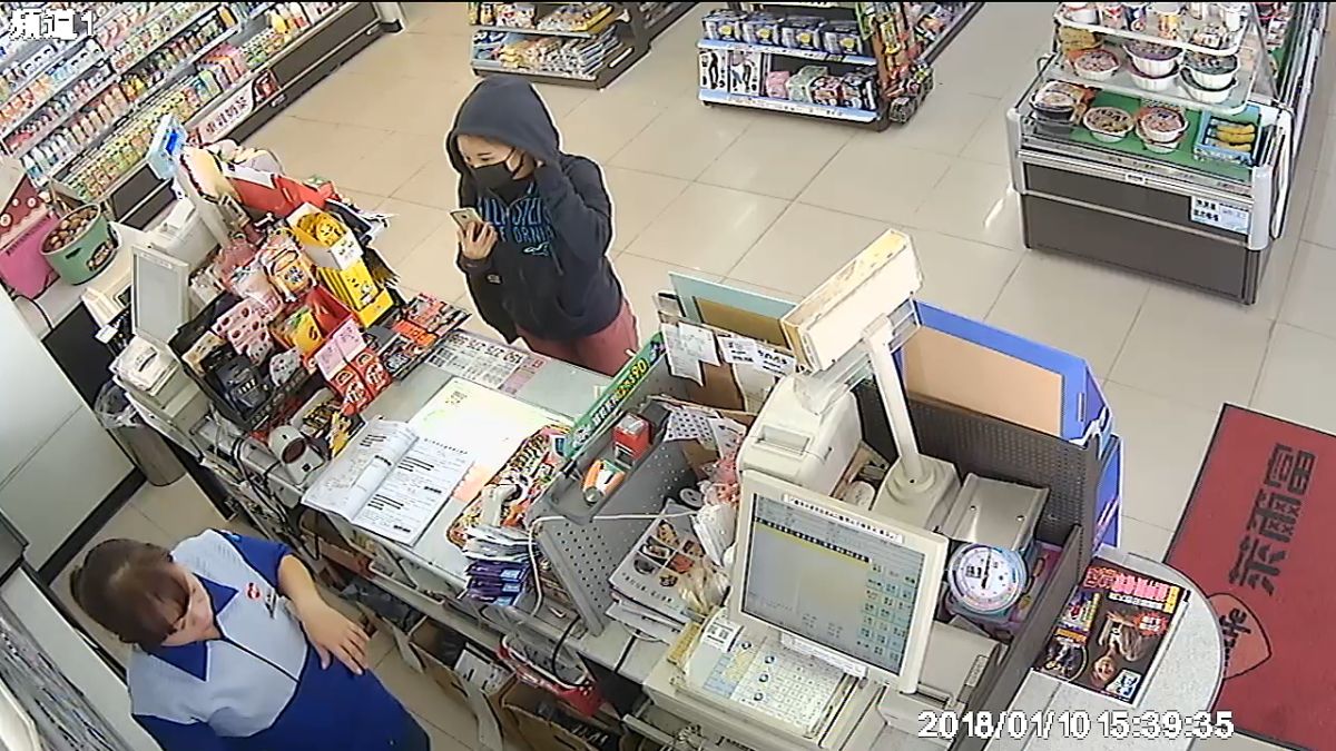 ▲陳女離家後在恆春鎮恆南路超商一直使用手機與人通話。（圖／記者郭孟聰翻攝）