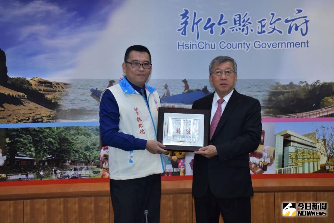 ▲新竹肉品市場榮獲17年來最佳的特優成績，縣長邱鏡淳\\(右\\)讚許總經理魏銘德\\(左\\)用心經營。（圖／記者常似虎翻攝 , 2018.01.16）