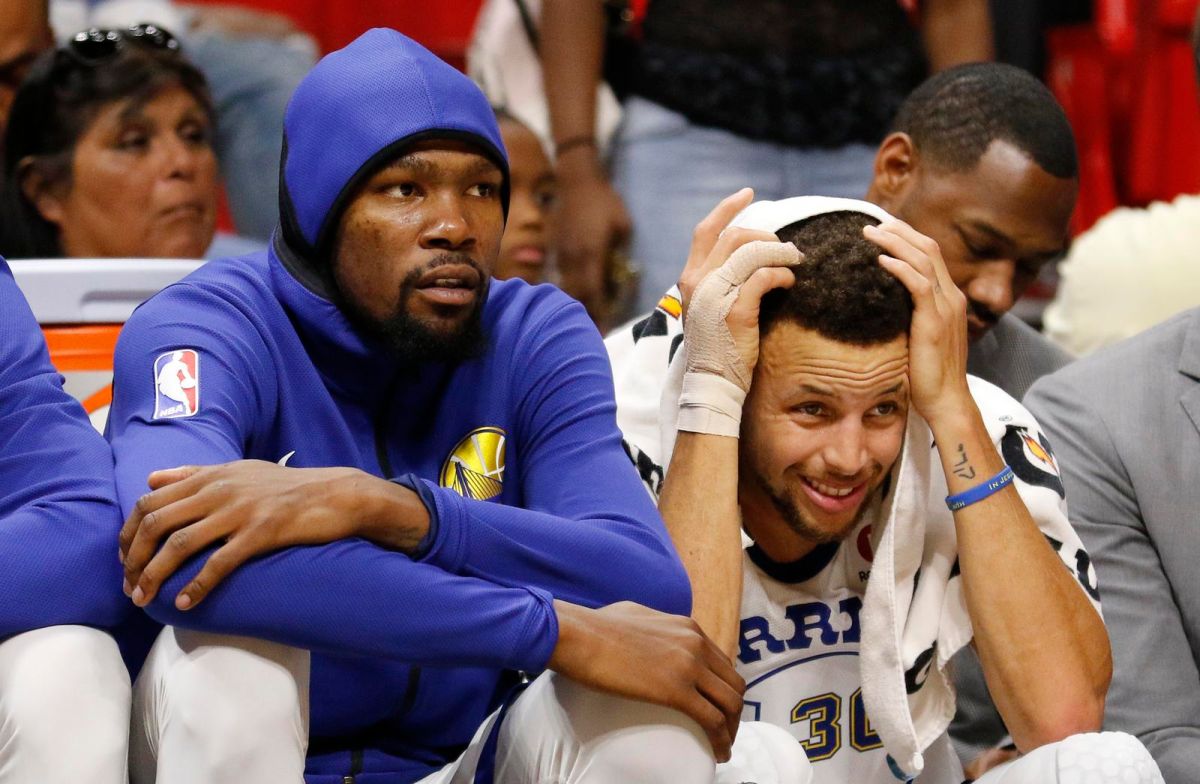 ▲Kevin Durant（左）助攻Stephen Curry灌籃。（圖／美聯社／達志影像）