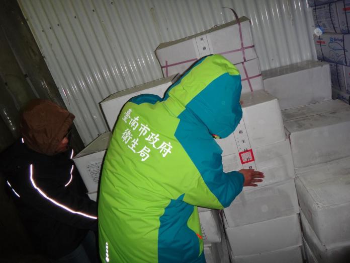 ▲佳里區兩家公司販賣逾期冷凍食品，遭台南市衛生局查獲。（圖／記者黃文博翻攝，2018.01.16）