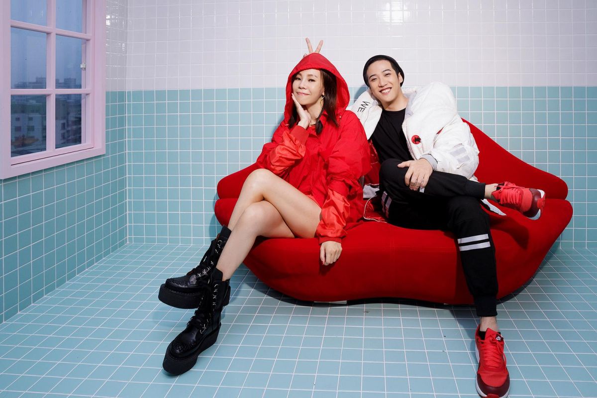 ▲彭佳慧（左）穿上大紅衣露美腿，與熊仔尬舌技。（圖／索尼提供 , 2018.01.16）