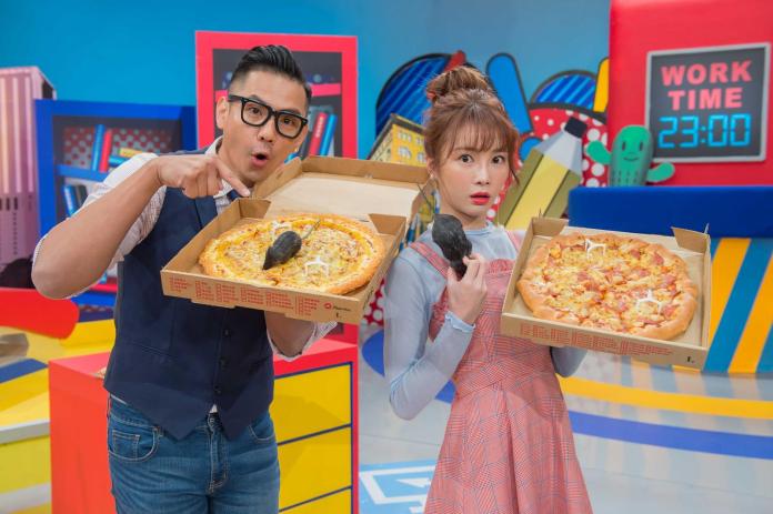 ▲陳建州、舒子晨在披薩裡放玩具老鼠。（圖／TVBS提供，2018.01.16）