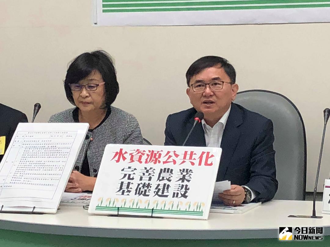 ▲民進黨團幹事長劉櫂豪\\(右1\\)16日表示，不要因為政治理念的不同，讓台灣的水資源沒辦法為全民所共享。（圖／記者江昱逵攝影，2018.1.16）