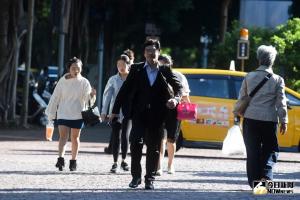 ▲今(16)日大部分地區天氣晴朗穩定,明(17)日鋒面報到東北季風增強,北台灣轉多雲天氣。(圖/NOWnews攝影中心) ▲今(16)日大部分地區天氣晴朗穩定,明(17)日鋒面報到東北季風增強,北台灣轉多雲天氣。(圖/NOWnews攝影中心)