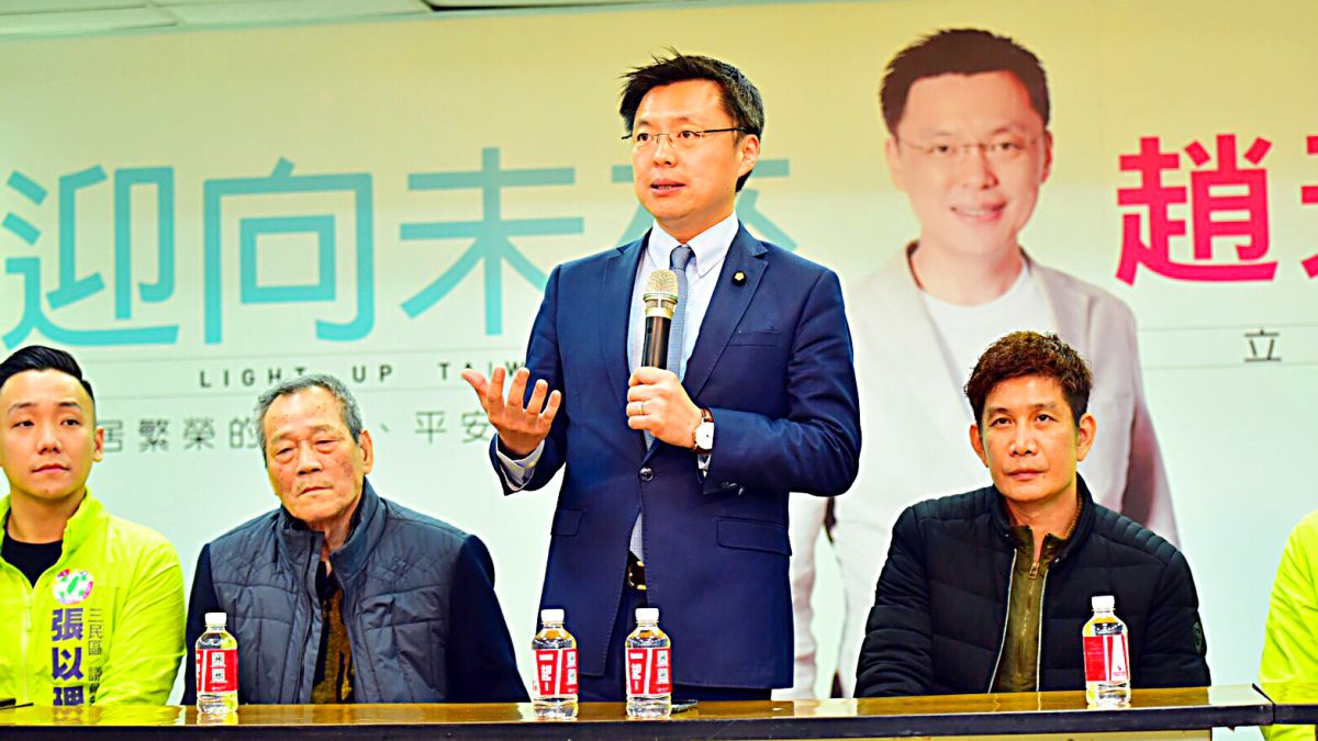 ▲趙天麟召集全體幹部，精神喊話激勵士氣，兩位陳菊市長後援會會長許文欽（左二）及黃信學（右一）都現身力挺為趙天麟加油打氣。（圖／記者郭俊暉翻攝 , 2017.01.15）