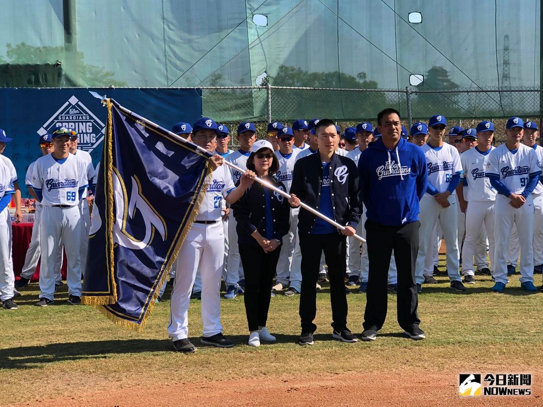 ▲富邦悍將領隊蔡承儒（右二）在開訓典禮中授旗給總教練葉君璋（左）。（圖／張育嘉攝）