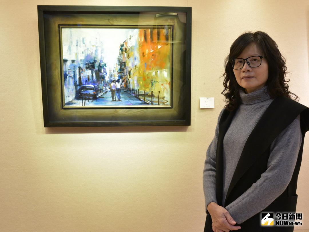 ▲吳美香「城市風情」作品，描繪大小巷弄間如光影流動的人群，現代感十足的畫面，充滿著城市流行活力。（圖／記者黃玿琮攝2018.1.15）