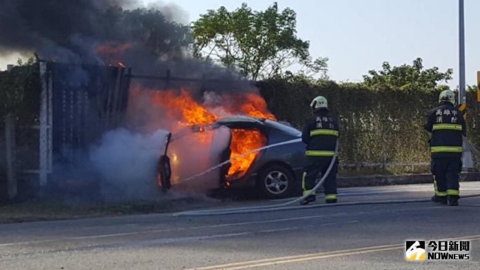 獨家／駕車失控車頭撞擊起火　駕駛即時逃出
