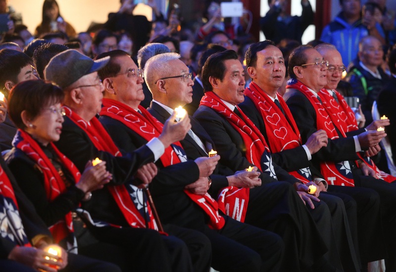 ▲國民黨主席吳敦義（前左4）與前主席洪秀柱（前左起）、吳伯雄、連戰、馬英九（前左5）、朱立倫（前左6）13日出席「飛越30、永懷於心－經國先生逝世30週年紀念大會」，在小朋友的歌聲中，點亮手中的電子蠟燭，共同緬懷故總統蔣經國。中央社記者謝佳璋攝107年1月13日