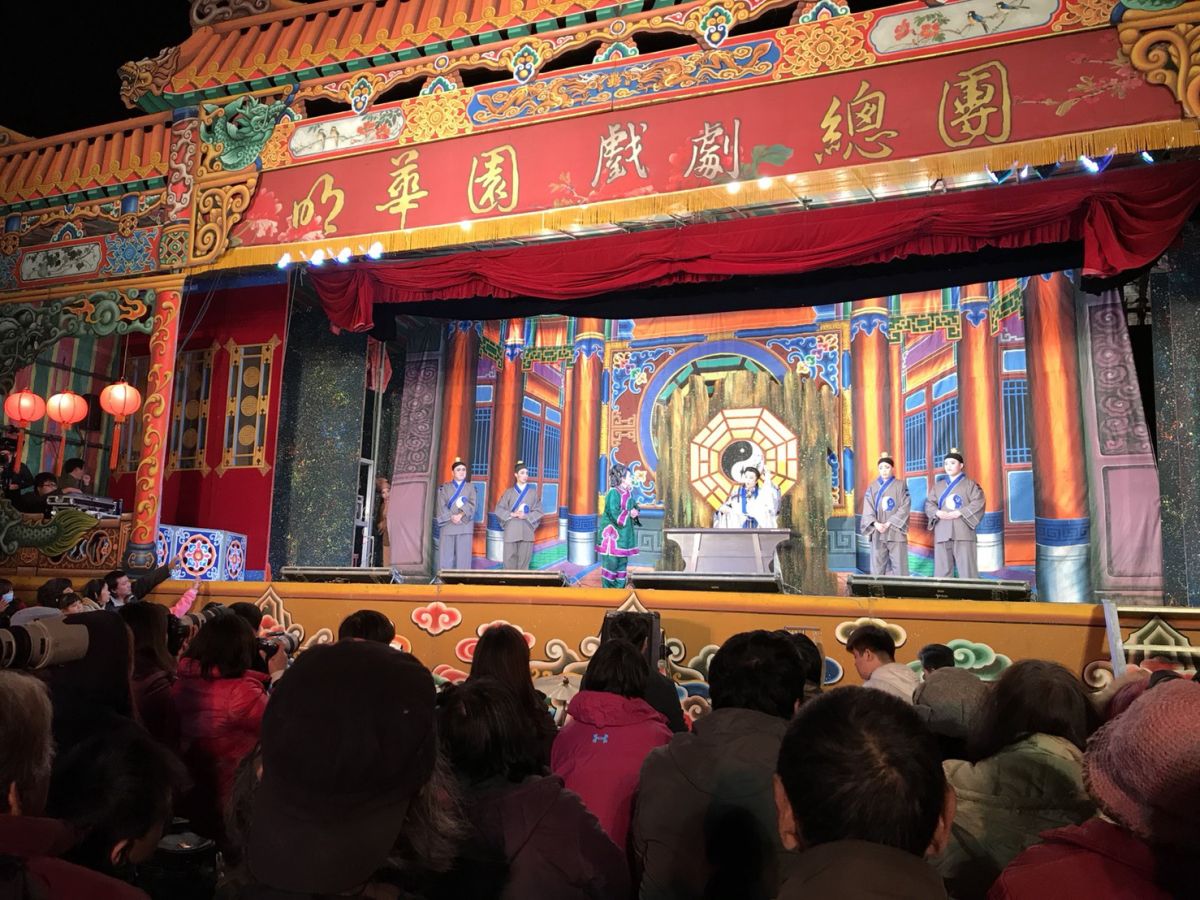 ▲立委吳琪銘為讓地方戲曲的傳統文化代代傳承，今（14）日把明華園總團請到三峽的黃昏市場表演。（圖／立委吳琪銘辦公室提供）