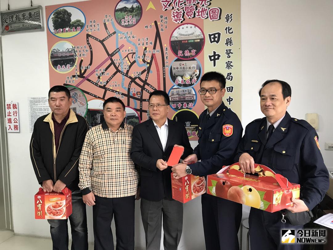 ▲分局長鄭穎聰、警友站長許中正嘉勉員警的行為。（圖／記者陳雅芳攝，2018.01.14）