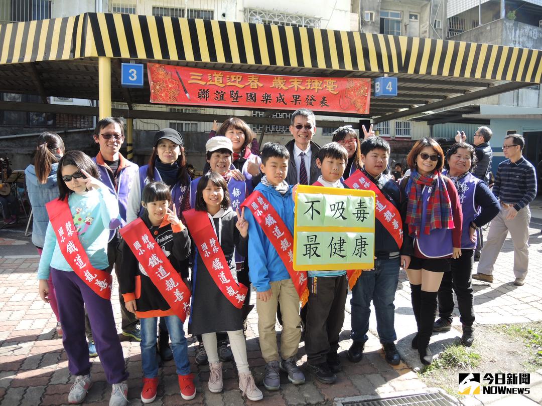 ▲靜修國小在國樂團伴奏的悠揚樂曲中，舉行「三道迎春」（鐵道書道茶道）揮毫聯誼暨國樂成果發表會。（圖／記者陳雅芳攝，2018.01.14）