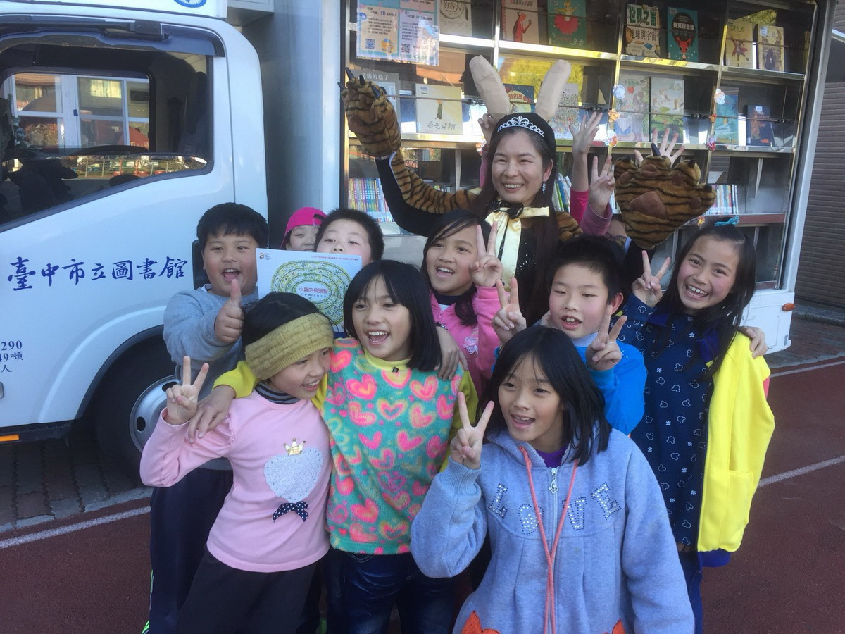 ▲行動圖書車遠赴梨山國中小學與平等國小，單程就近百公里，受到當地小朋友的喜愛。(圖／台中市政府文化局提供)