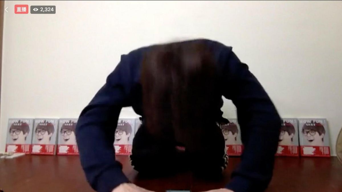 ▲網紅HOWHOW因發廢文讚數太少，開直播土下座向團員及粉絲道歉，竟還不忘趁機打書。（圖／翻攝自「七月半」臉書直播影片）