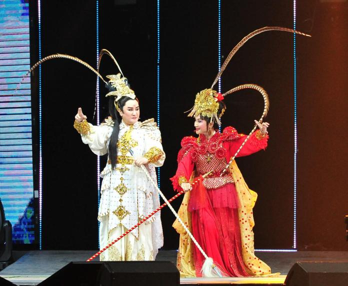 ▲楊麗花（左）與陳亞蘭經典扮相登小巨蛋舞台。（圖／資料照）