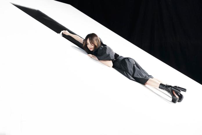 ▲徐佳瑩在MV中上演斜坡上滑落的唯美畫面，讓她吃足苦頭，大腿更出現大片瘀青。（圖／亞神提供 , 2018.01.13）