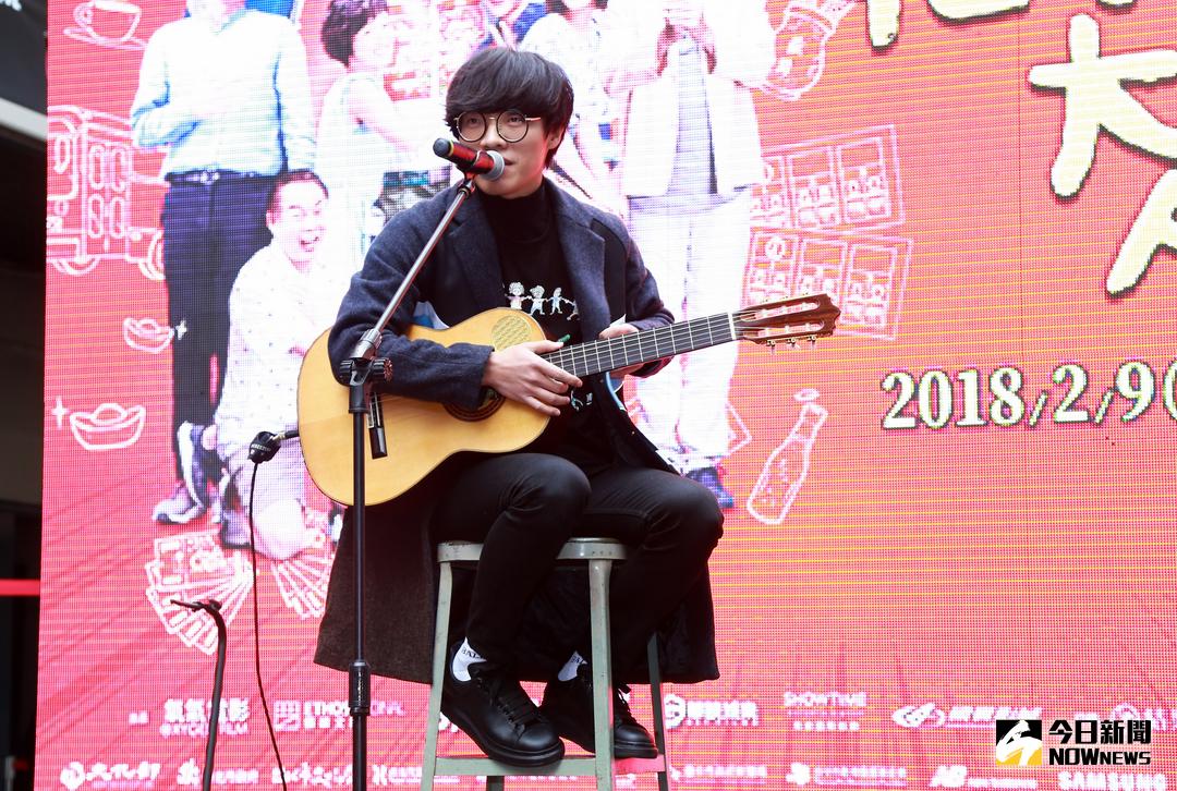 ▲盧廣仲出席 電影《花甲大人轉男孩》台北場粉絲應援會獻唱歌曲「明仔載」。（圖／記者葉政勳攝 , 2018.01.13）