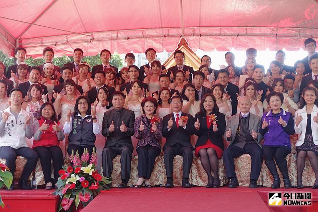 ▲嘉義市政府於嘉義阿里山森林鐵路車庫園區舉辦第36屆市民集團結婚。（圖／記者郭政隆攝影2018.1.13）