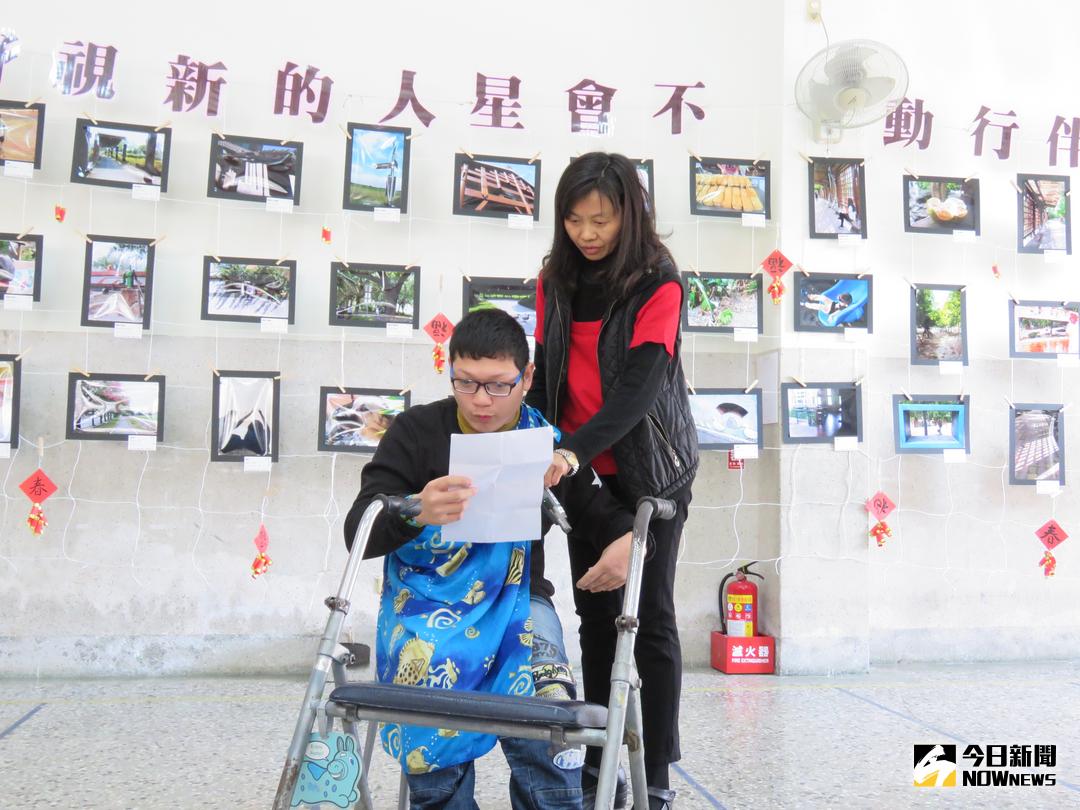 ▲喜樂保育院辦理二林社大陪伴喜樂不會星人的驚奇攝影作品展，讓更多朋友能夠了解到他們獨到的視界與藝術感。（圖／記者陳雅芳攝，2018.01.13）