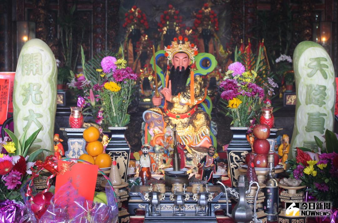 ▲大埤鄉北極殿柯象神化以1萬1千73份壽金，雕塑成玄天上帝金尊開光安座。（圖／記者簡勇鵬攝 , 2018.01.13）