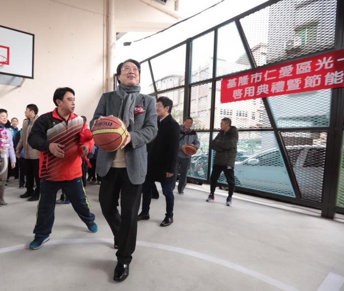 ▲基隆市長林右昌主持籃球場的開球後，也下場小試身手一番。（圖／基隆市政府提供）