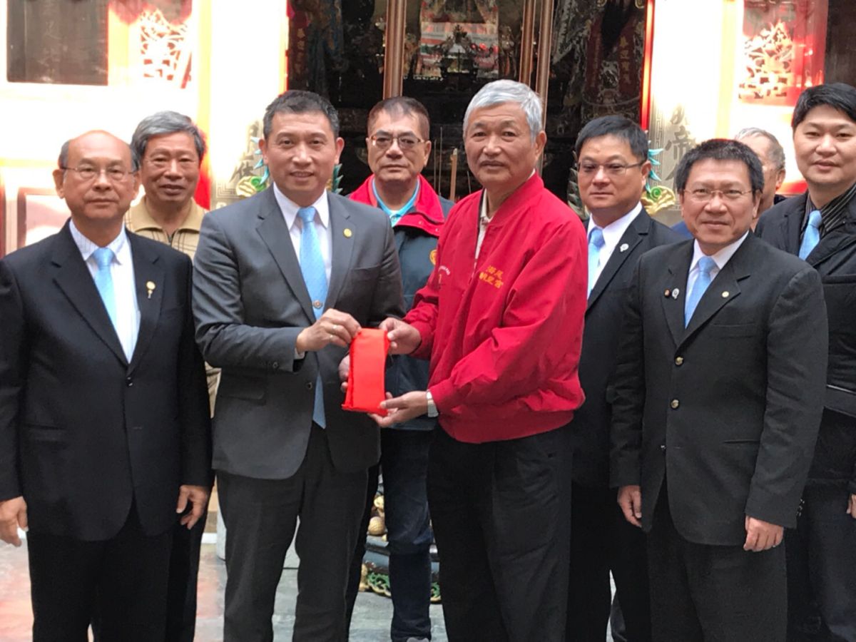 ▲台南安南扶輪社捐款25萬元給貧困低收入戶。（圖／記者黃文博翻攝，2018.01.13）