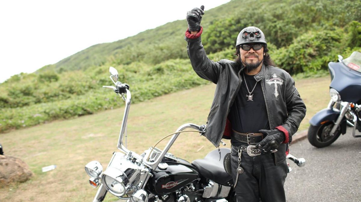 ▲張菲喜愛騎重機、開輕航機。（圖／華視提供 , 2017.12.7）