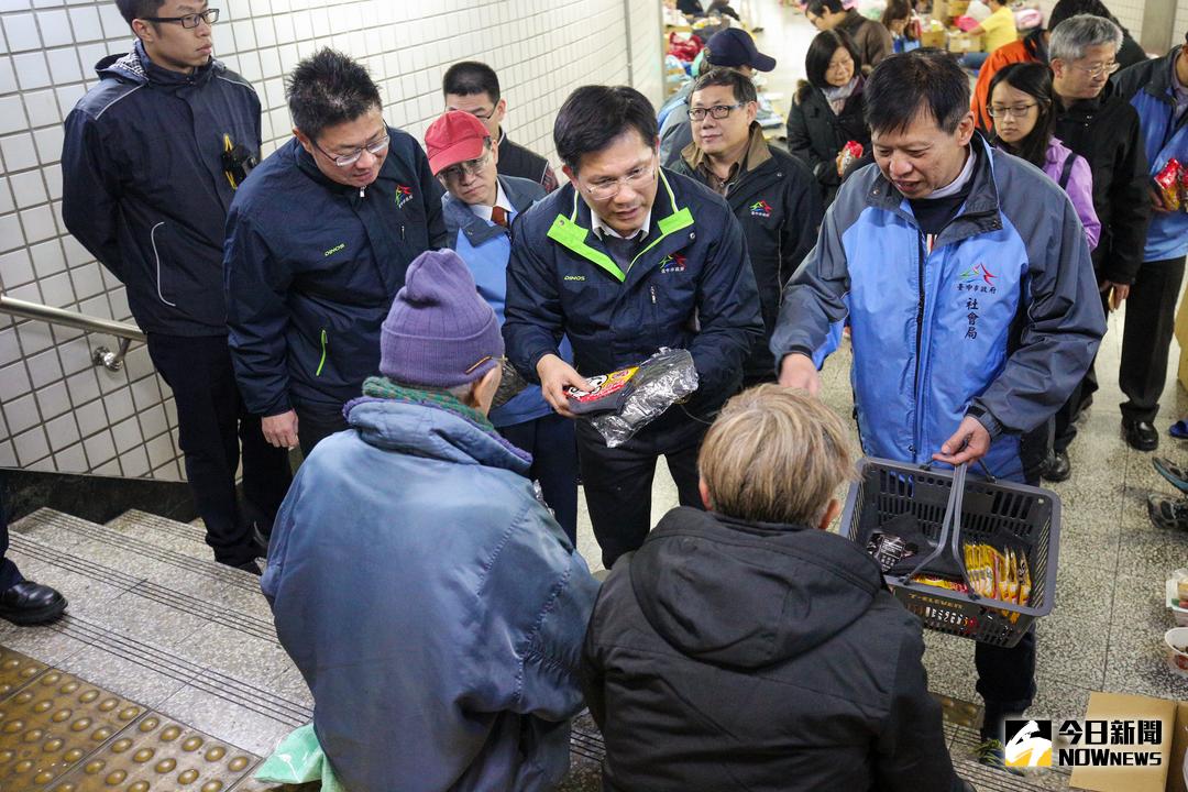 ▲台中市長林佳龍關懷街友，11日夜晚前往地下道探訪並送上防寒衣物。（圖／台中市府提供）