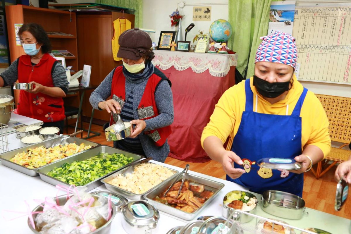 ▲在「及早救智」公益募款計畫支持下，萬安長老教會得以改善廚房衛生設備，添購消毒鍋爐、送餐機車及保溫箱。（圖／屏東基督教醫院提供,2018.01.12）