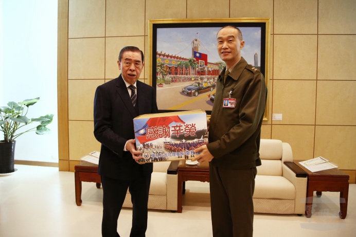 ▲ 軍友社理事長李棟樑12日率團前往憲指部敬軍，由指揮官許昌中將代表接受敬軍禮品。（軍聞社記者李一豪攝）