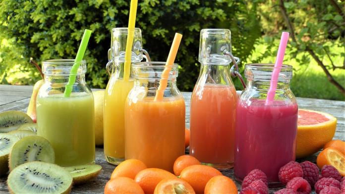 ▲有網友透露，在可食用的前提下，有些攤商會將剩餘的水果製作成果汁。（示意圖／翻攝自Pixabay）