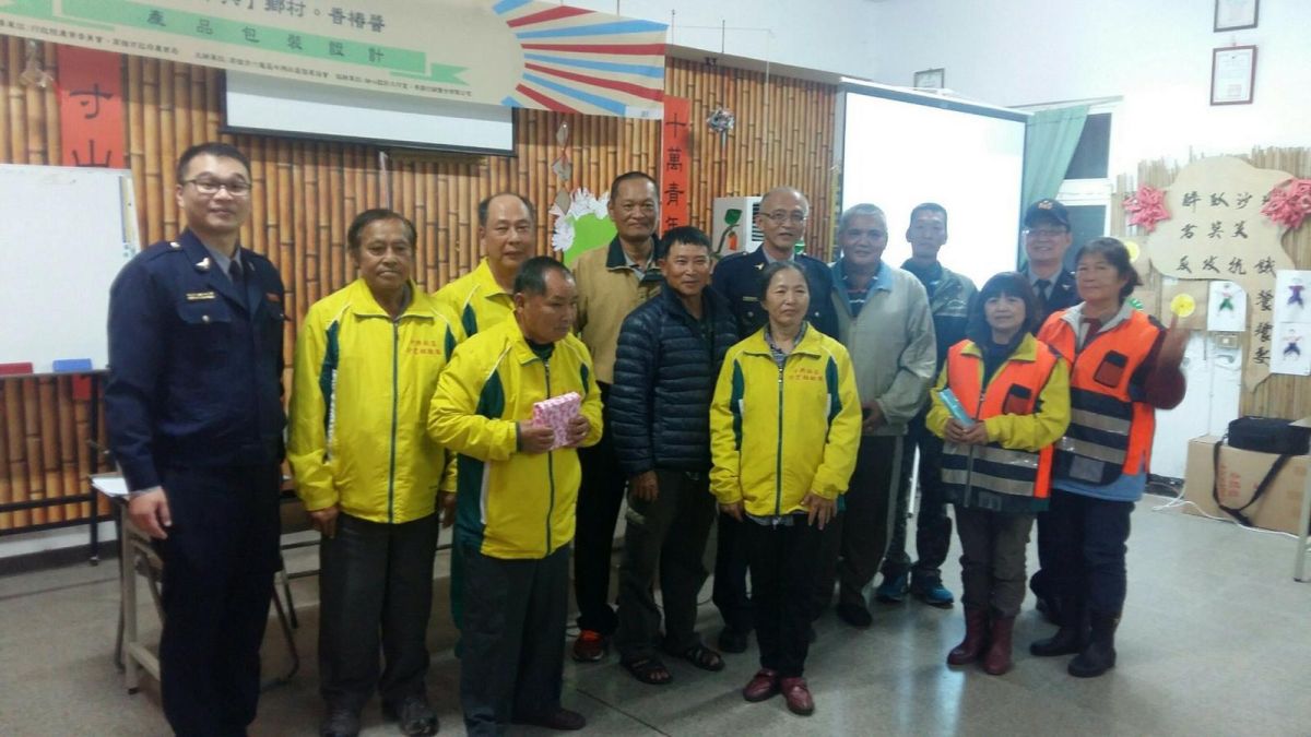 ▲座談會由副分局長涂雄翔主持，邀請社區發展協會理事長曾紹忠、中興里里長王茗洋、守望相助隊隊長林增輝等人列席指導。（圖／記者許薰方翻攝，2018.01.12）