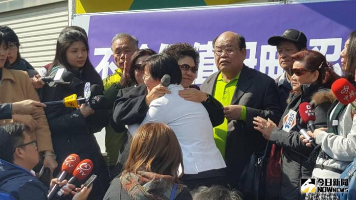 ▲陳菊今中午親訪劉世芳，為她打氣。（圖／記者陳佩琪攝 , 2018.01.12）