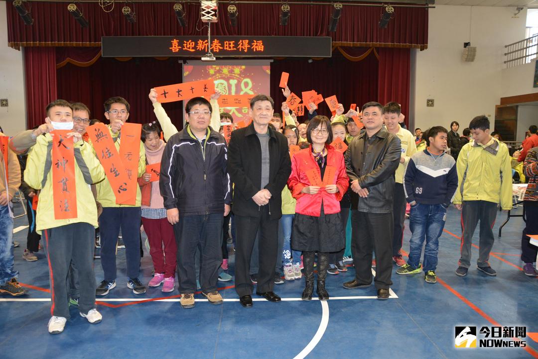 ▲許碧雲校長（紅衣者）邀請三位書法名家現場揮毫寫春聯。（圖／記者郭政隆攝）