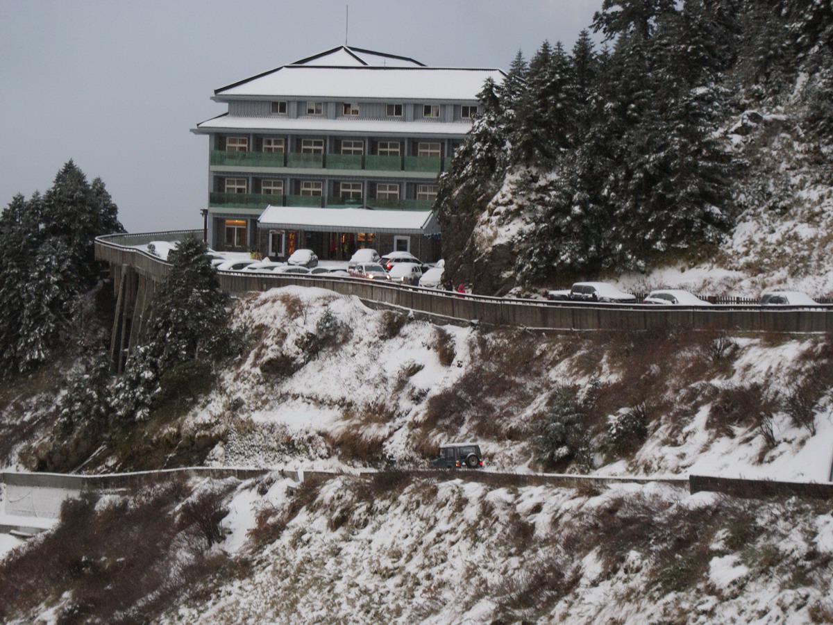 ▲合歡山整個山區覆上皚皚白雪，連日來吸引許多遊客上山賞雪。（圖／東勢林區管理處提供2018.1.12）