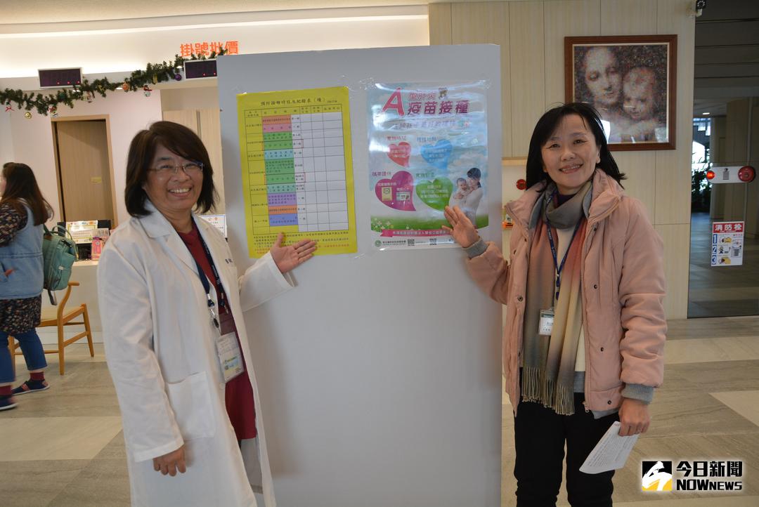 ▲黃露葵科長\\(右\\)說明兒童常規預防接種項目新增A型肝炎疫苗。（圖／記者郭政隆攝影2018.1.12）