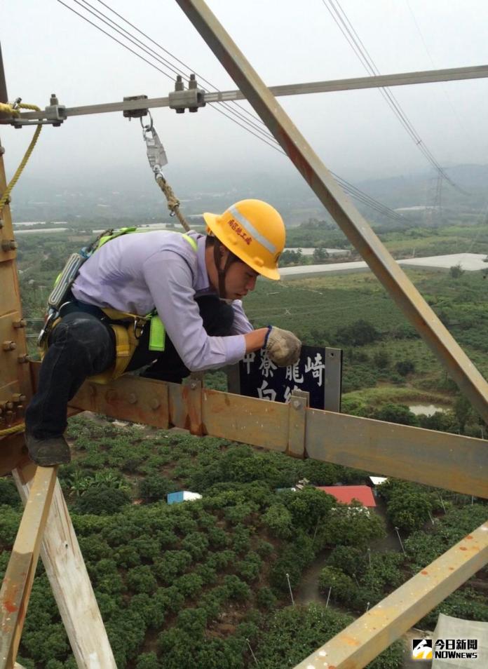 ▲台電新人夏少傑認為，在數十公尺高的鐵塔上進行導線安裝、更換礙子等作業，充滿挑戰性（圖／台電提供）