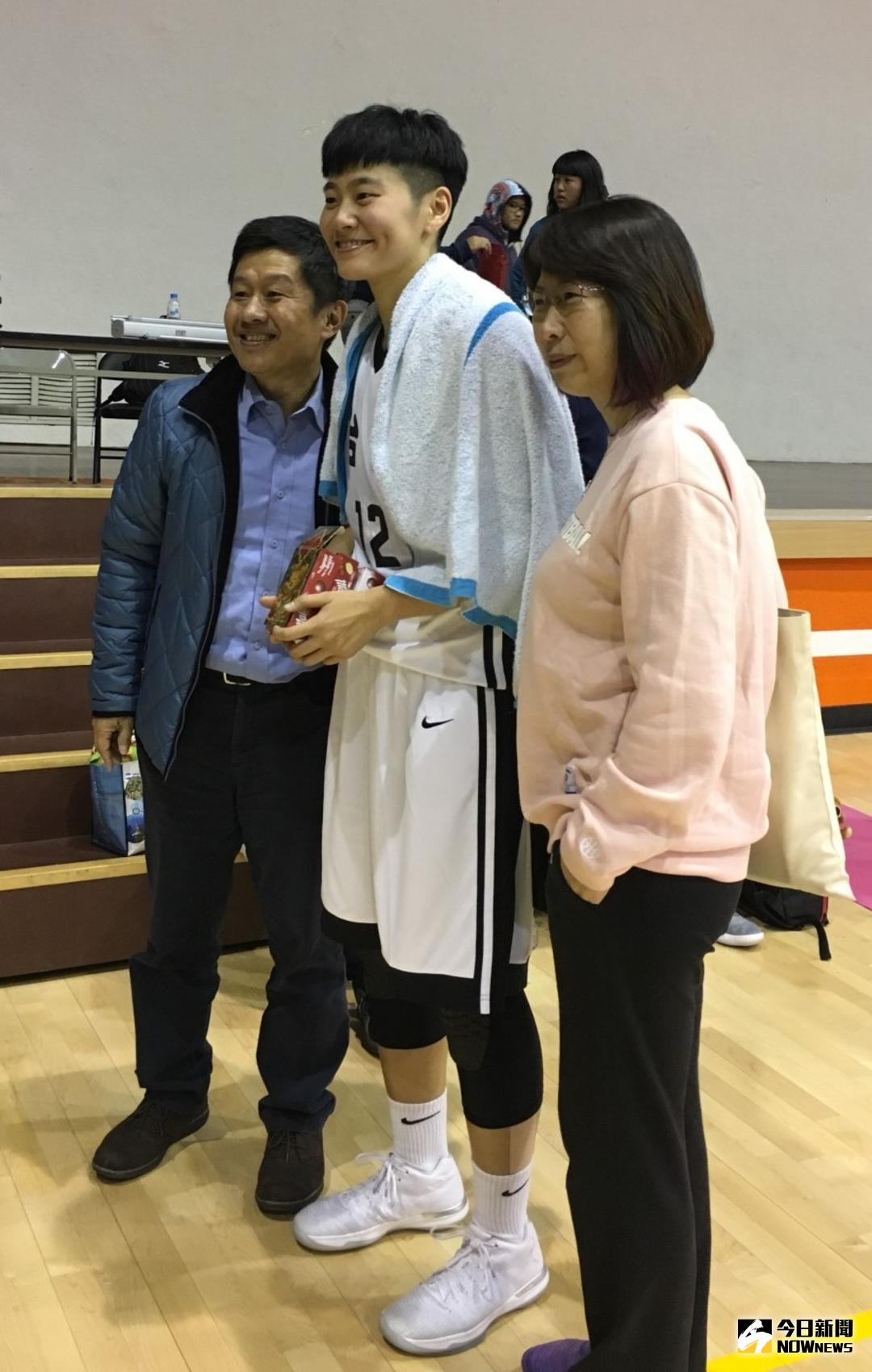 ▲台元吳盈潔11日攻下28分達成生涯1000分，家人特地到場賀喜。（圖／吳盈潔攝 , 2017.01.11）