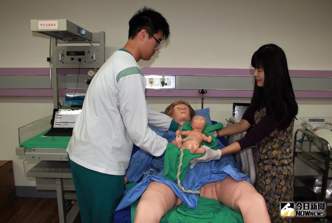 ▲護理助產科吳惠娟老師與魏啟軒同學示範處理接生。（圖／記者陳宗傑攝,2018.01.11）