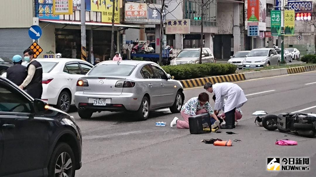 ▲員林市莒光路發生車禍，車禍現場正好在員生醫院前面，醫院急診室聞訊，立即出動醫護人員和保全、總務等人員到現場搶救。（圖／記者陳雅芳翻攝，2018.01.11）