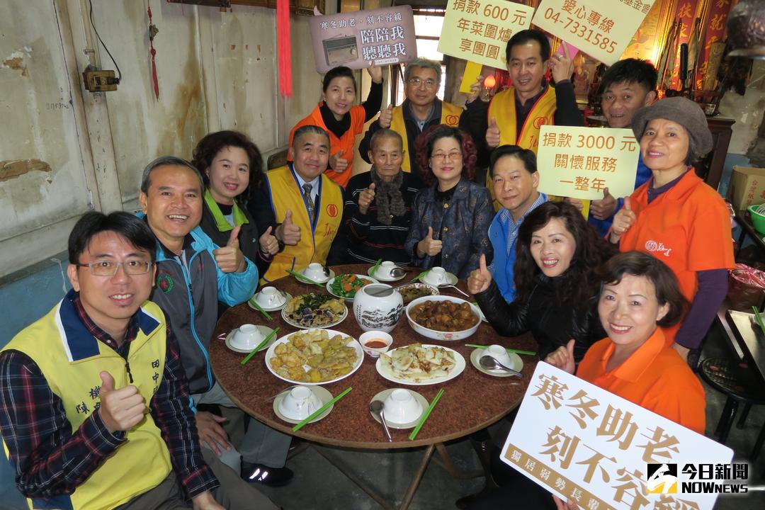 ▲社會處長黃淑娟與社工們陪陳照他圍爐享用大餐，小小的屋子裡，飄著一陣陣的暖流。（圖／記者陳雅芳攝，2018.01.11）