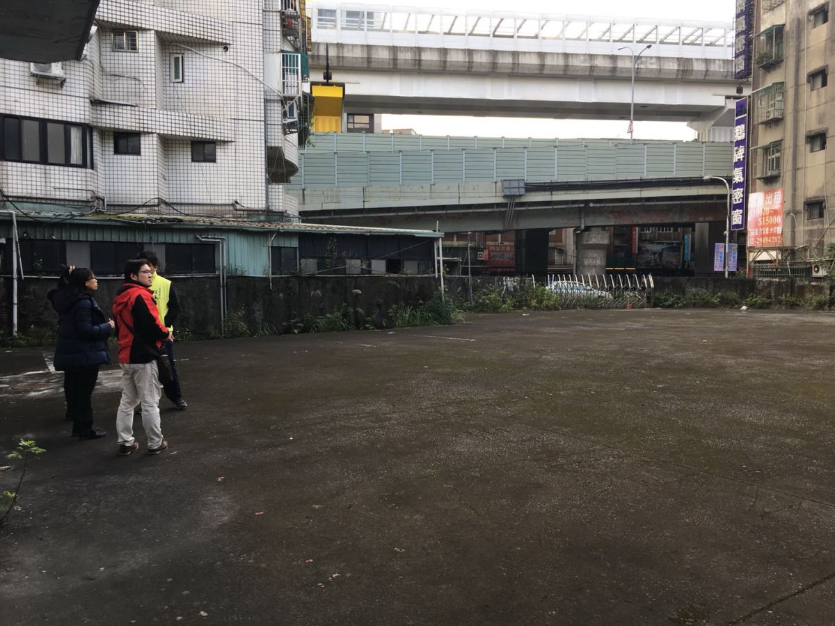 ▲財政部國有財產署在新北市中和區景新街的附近，有塊近千坪土地及400坪的倉庫閒置多年，立委江永昌希望讓閒置的土地能再利用。（圖／立委江永昌辦公室提供）