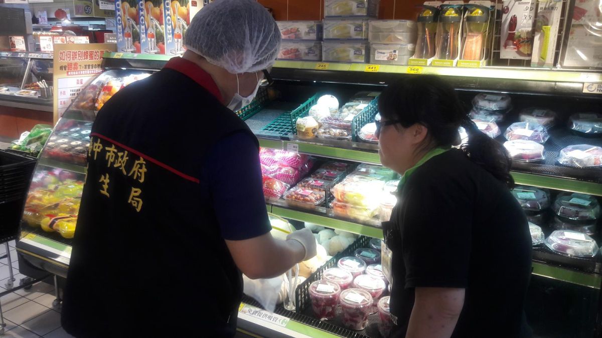 ▲中市食品藥物安全處出擊，及早稽查年貨商品，為食安把關。（圖／市府提供）