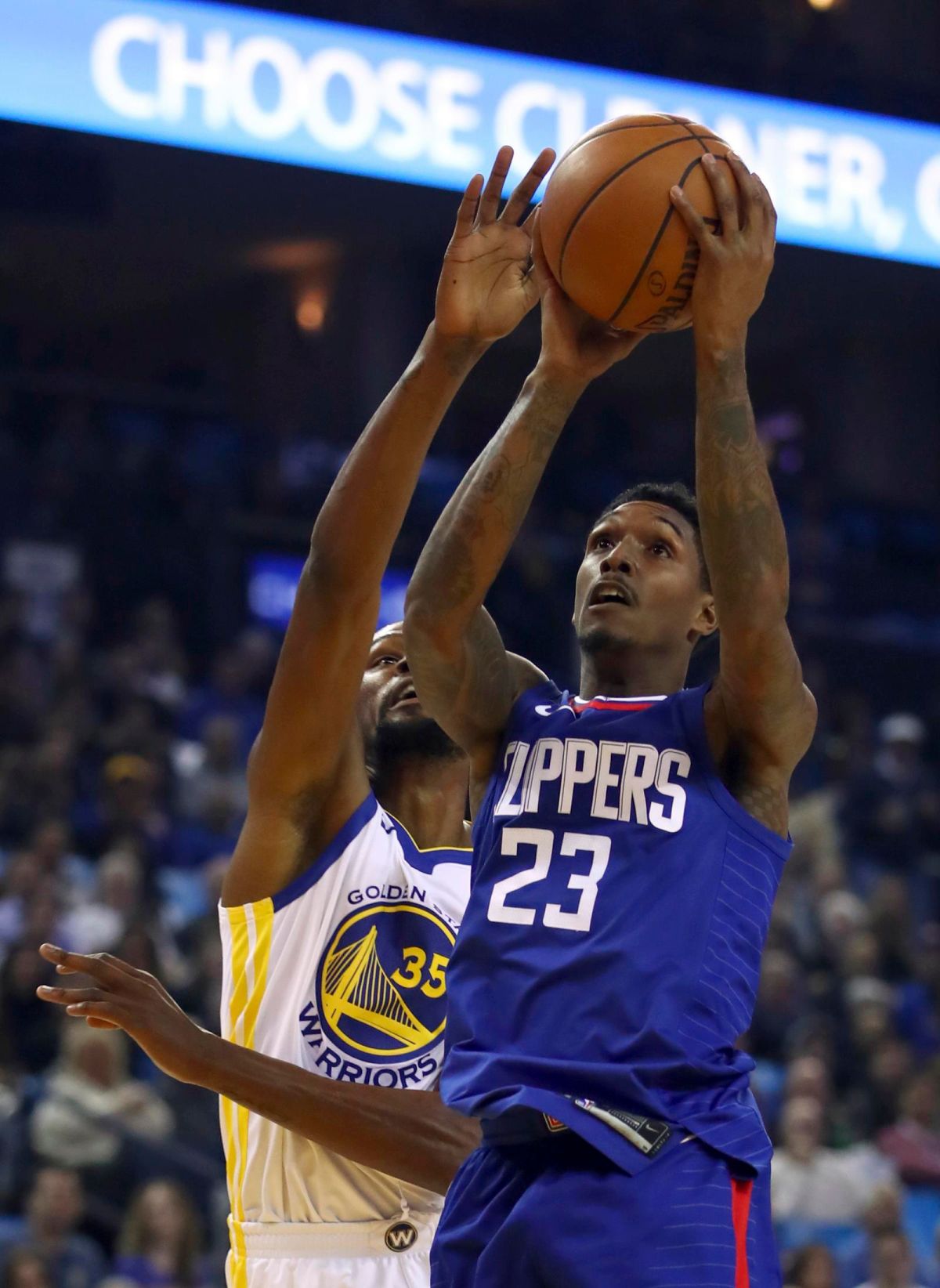 ▲Lou Williams（左）奔喪告假離開奧蘭多復賽園區，回歸後坦承有上夜店。（圖／美聯社／達志影像）