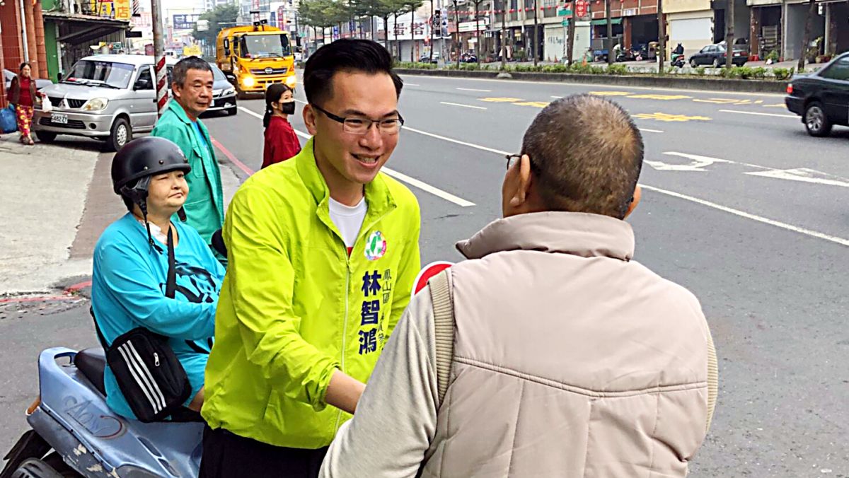 ▲在廣泛聽取民意後，林智鴻借助鳳山在地年輕設計師的巧思，結合衛武營、鳳儀書院等知名地景插畫，提出包含經濟、河岸、天空、交通、養育等五個面向的政策地圖，誓以「新經濟五條通」打造「鳳山要紅」願景。（圖／記者郭俊暉翻攝）