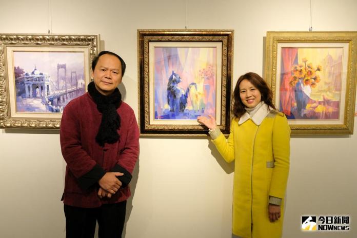 ▲傅乾輝（左）油畫「舞動彩色的世界」回鄉首展。（圖／記者常似虎翻攝 , 2018.01.11）