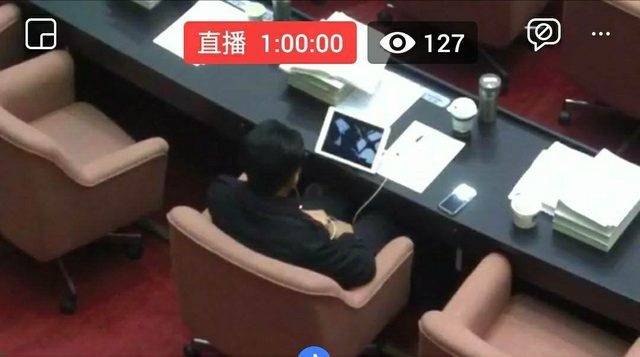 ▲網友貼出圖片稱民進黨立委林俊憲在審勞基法時還在看電影。（圖／取自PTT）