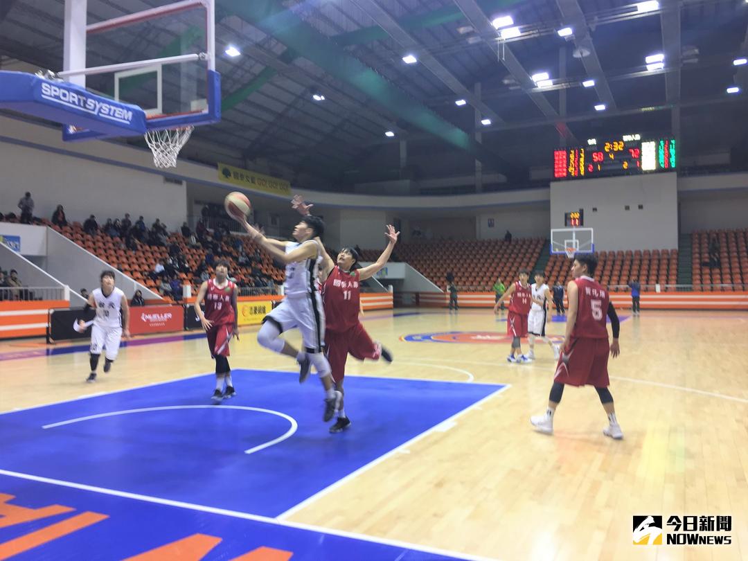 ▲第13季WSBL女子超級籃球聯賽，本季第三場比賽由國泰\\(紅衣\\)對站台元。（圖／鍾東穎攝 , 2017.01.10）